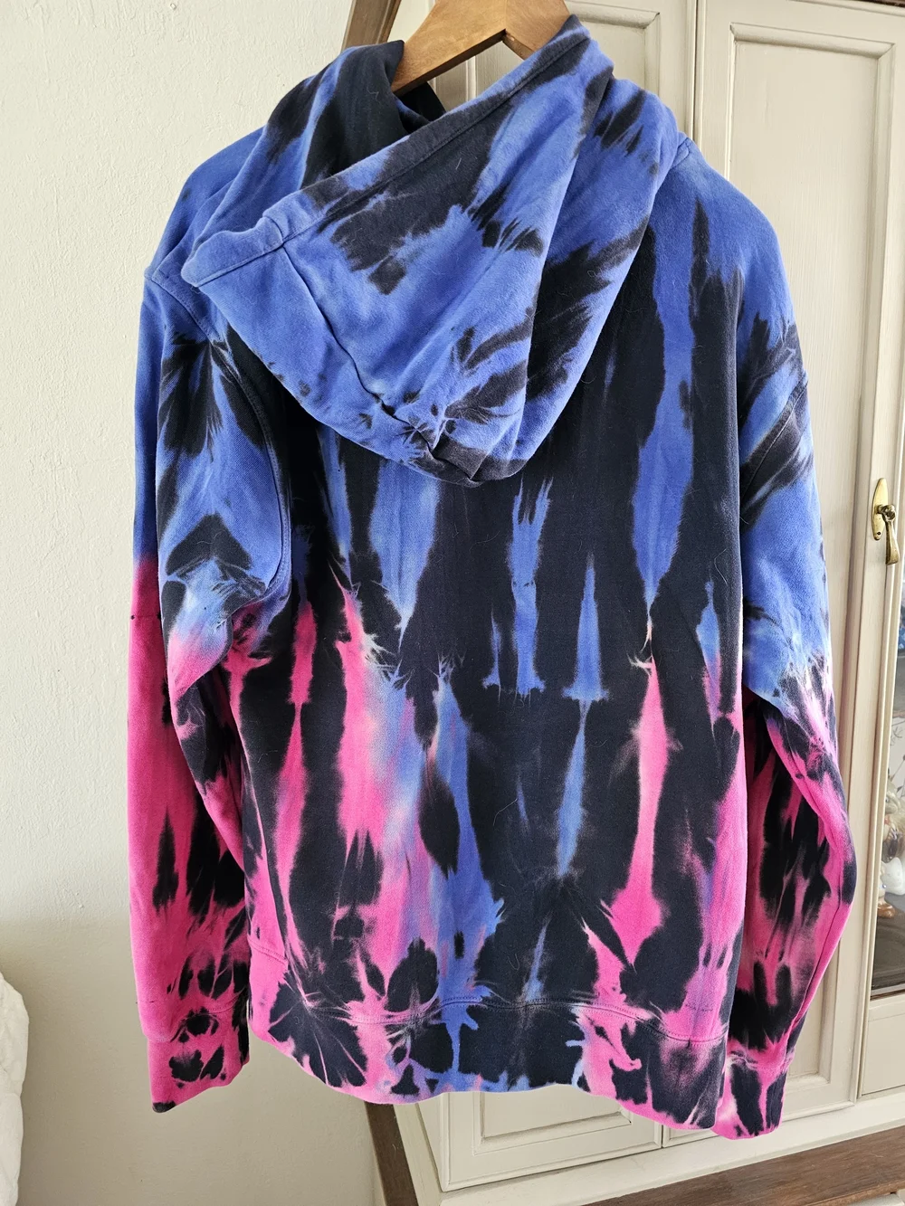 Jordan Tie-Dye Pullover Hoodie in Blue, Dark Blue & Pink - Picture 2 of 8